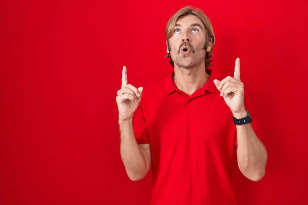 Blanke Man Met Snor Rode Achtergrond Verbaasd Verrast Omhoog Kijkend — Stockfoto
