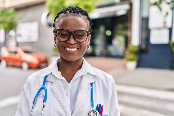 Afrikansk Amerikansk Kvinna Doktor Ler Säker Stående Gatan — Stockfoto