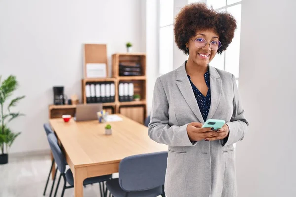 Africano Americano Mulher Trabalhador Negócios Usando Smartphone Escritório — Fotografia de Stock