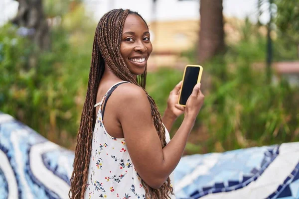 Αφροαμερικανή Γυναίκα Χαμογελά Αυτοπεποίθηση Χρησιμοποιώντας Smartphone Στο Πάρκο — Φωτογραφία Αρχείου