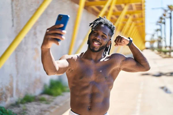 Donna Afroamericana Senza Maglietta Sorridente Fiducioso Fare Selfie Dallo Smartphone — Foto Stock