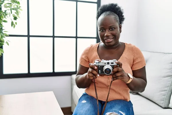 Mladý Africký Americký Žena Pomocí Vintage Kamera Sedí Pohovce Doma — Stock fotografie