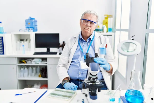 Homem Caucasiano Sênior Trabalhando Laboratório Cientista Olhando Sonolento Cansado Exausto — Fotografia de Stock