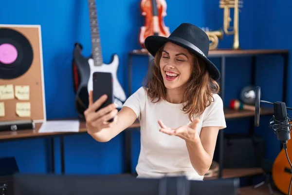 Молодая Женщина Музыкант Проводит Видеозвонок Музыкальной Студии — стоковое фото