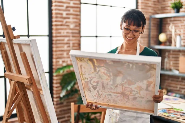 惊慌失措的女画家微笑着 自信地在艺术演播室里画画 — 图库照片