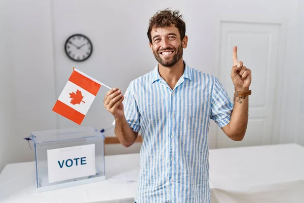Молодой Красивый Мужчина Выборах Политическую Кампанию Держа Канадский Флаг Улыбаясь — стоковое фото