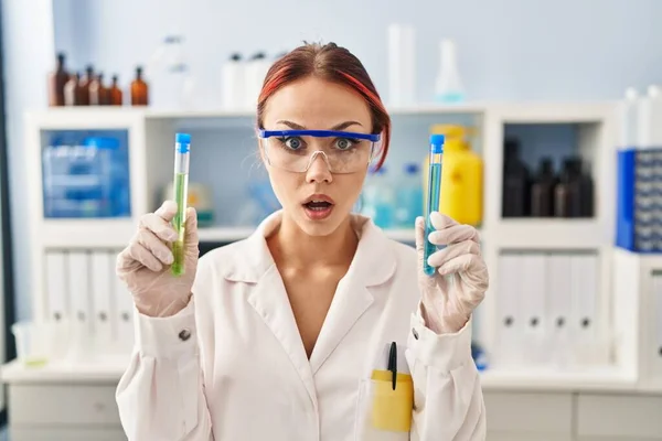 과학자 실험실에서 샘플을 일하고 코카서스 여성은 두려움 과놀라움 놀라움 두려움 — 스톡 사진