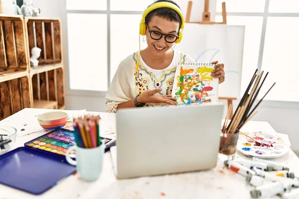 Young Hispanic Woman Having Online Draw Lesson Art Studio — Stok fotoğraf