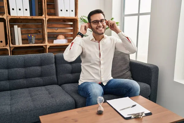 Jonge Spaanse Man Met Baard Werkend Bij Het Consultatiebureau Lachend — Stockfoto