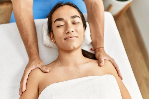 Latin Man Woman Wearing Physiotherapy Uniform Having Rehab Session Massaging — Fotografia de Stock