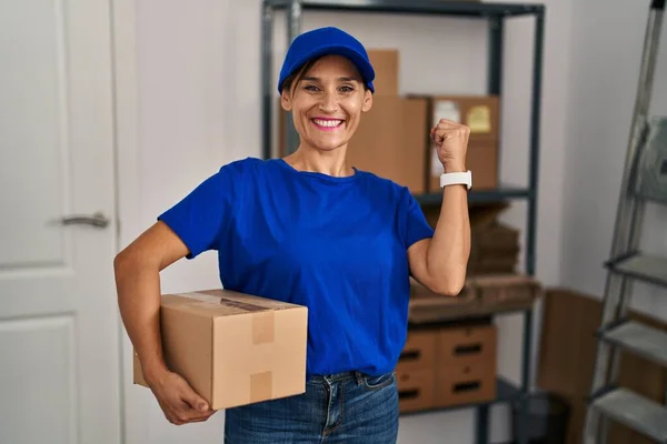Middle Age Brunette Woman Working Wearing Delivery Uniform Cap Very — Stok fotoğraf