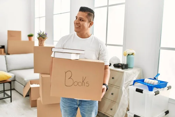 Jovem Latino Homem Sorrindo Feliz Segurando Livros Caixa Papelão Movimento — Fotografia de Stock