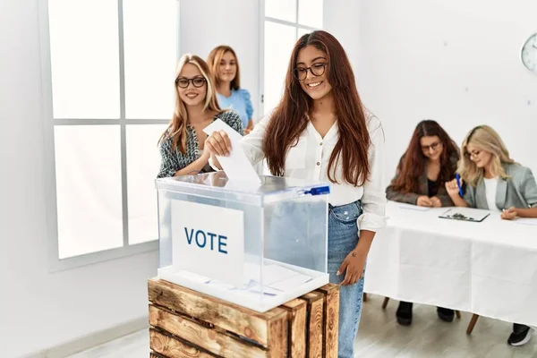 Группа Молодых Женщин Избирателей Улыбающихся Счастливо Положить Голосование Урну Голосования — стоковое фото