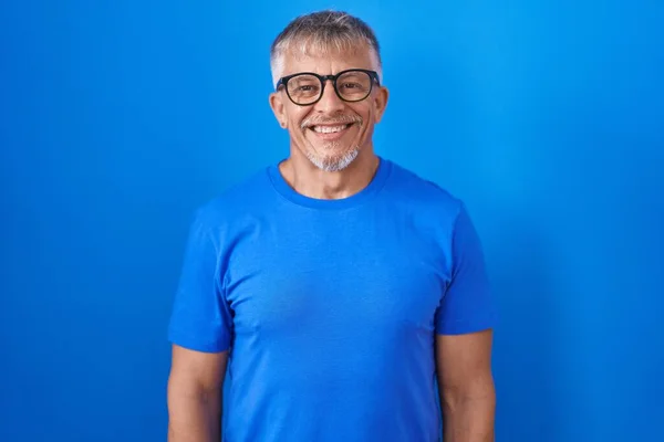 Mavi Arka Planda Gri Saçlı Mutlu Havalı Bir Gülümsemesi Olan — Stok fotoğraf