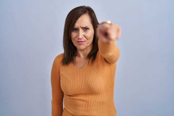 Middle Age Brunette Woman Standing Wearing Orange Sweater Pointing Displeased — Stok fotoğraf