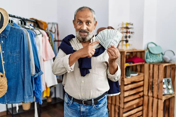 Hübscher Älterer Herr Einzelhandel Mit Dollarnoten Der Glücklich Lächelt Und — Stockfoto