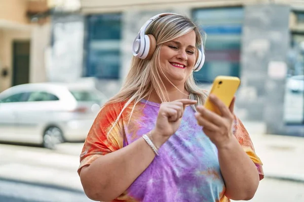 Young Woman Smiling Confident Listening Music Street — Fotografia de Stock