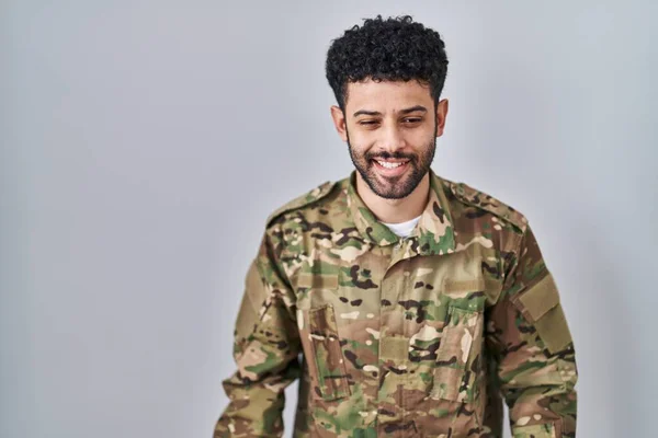 Arabský Muž Maskovací Armádní Uniformě Mrkající Kameru Sexy Výrazem Veselou — Stock fotografie