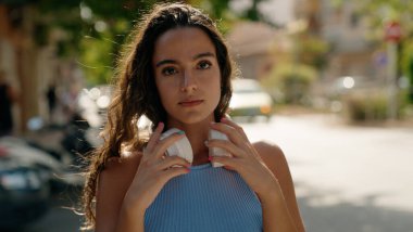 Sokakta ciddi bir ifadeyle duran genç, güzel İspanyol kadın.