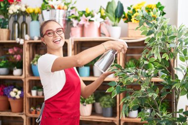 Çiçekçide çalışan güzel bir İspanyol çiçekçi kadın.