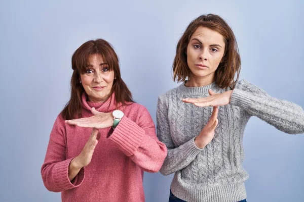 Mother Daughter Standing Blue Background Doing Time Out Gesture Hands — Stock Photo, Image
