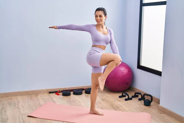Young Beautiful Hispanic Woman Smiling Confident Training Yoga Sport Center — Stock Photo, Image