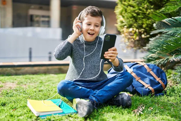 Studente Biondo Bambino Sorridente Fiducioso Ascoltare Musica Parco — Foto Stock