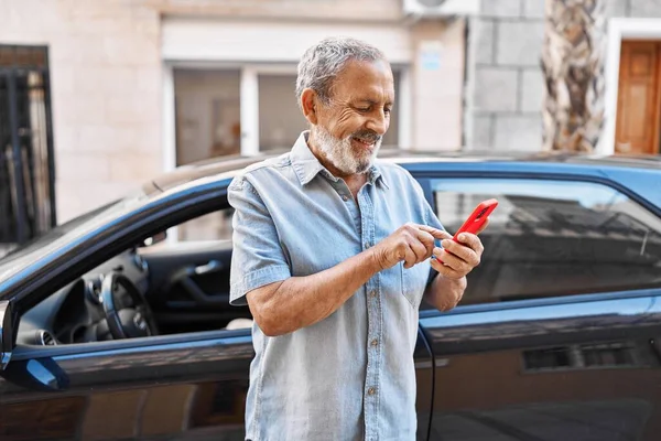 Starší Šedovlasý Muž Používající Smartphone Stojící Autě Ulici — Stock fotografie