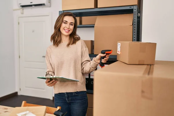 Young Woman Ecommerce Business Worker Scanning Package Office — Stock Photo, Image