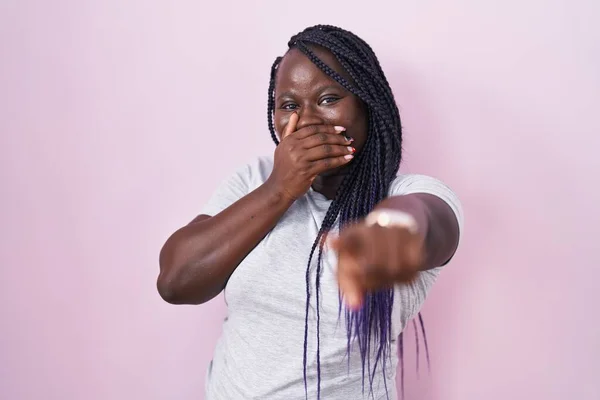 Genç Afrikalı Bir Kadın Pembe Arka Planda Durup Sana Gülüyor — Stok fotoğraf