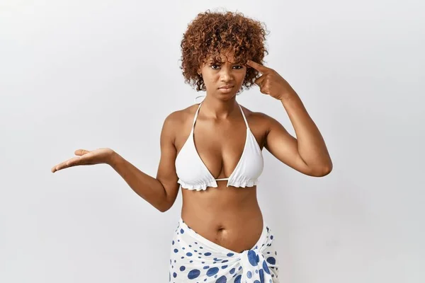 Mujer Afroamericana Joven Con Pelo Rizado Con Bikini Confuso Molesto — Foto de Stock