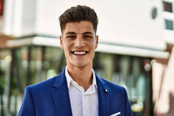 Joven Hombre Sonriendo Confiado Usando Traje Calle —  Fotos de Stock