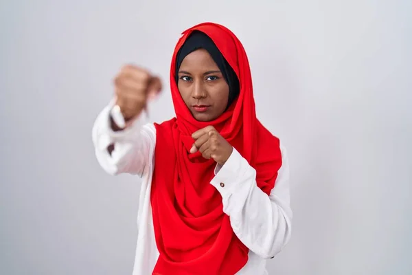 Ung Arabiska Kvinna Bär Traditionell Islamisk Hijab Halsduk Slå Knytnäve — Stockfoto