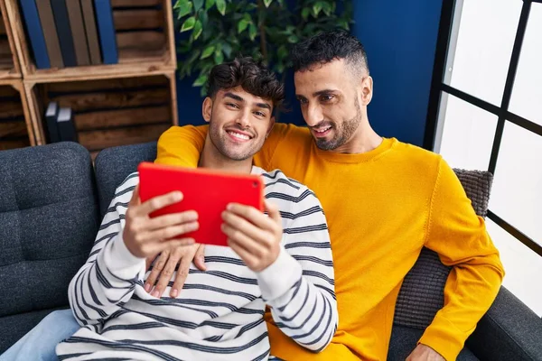 Dois Homens Casal Usando Touchpad Sentado Sofá Casa — Fotografia de Stock