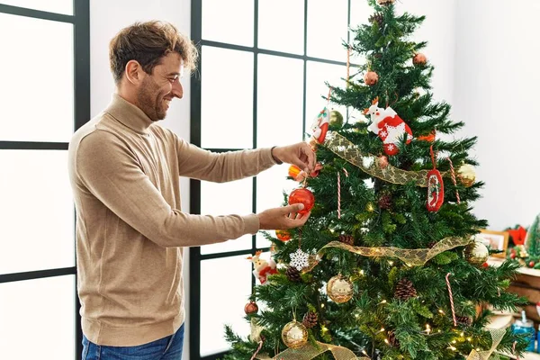 Genç Spanyol Adam Gülümsüyor Evde Kendine Güvenen Bir Noel Ağacı — Stok fotoğraf