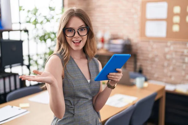 Caucasian Woman Working Office Wearing Glasses Pointing Aside Hands Open — 图库照片
