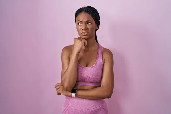 Африканская Американка Косичками Спортивной Одежде Розовом Фоне Думает Вопросе Обеспокоенный — стоковое фото