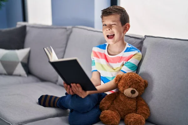 Junges Kaukasisches Kind Sitzt Auf Dem Sofa Und Liest Ein — Stockfoto