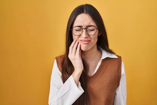 Sarı Arka Planda Dikilen Esmer Kadın Diş Ağrısı Diş Ağrısı — Stok fotoğraf