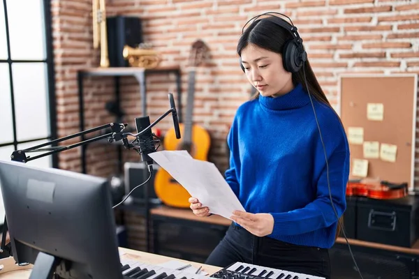 Mujer China Artista Cantando Canción Estudio Música —  Fotos de Stock