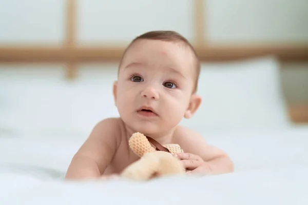 Liebenswertes Kleinkind Liegt Auf Bett Und Hält Teddybär Schlafzimmer — Stockfoto