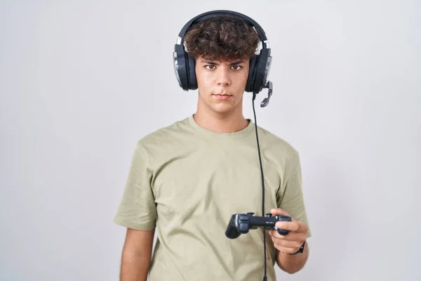 Adolescente Hispano Jugando Videojuegos Con Controlador Escéptico Nervioso Frunciendo Ceño —  Fotos de Stock