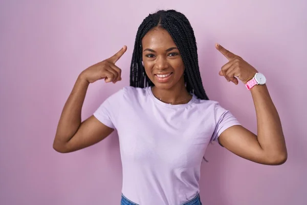 African American Woman Braids Standing Pink Background Smiling Pointing Head — Stockfoto
