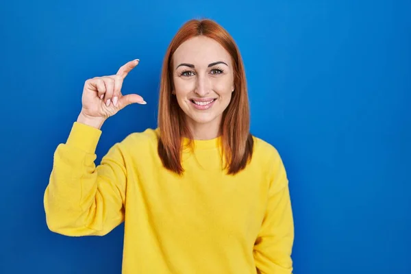 Young Woman Standing Blue Background Smiling Confident Gesturing Hand Doing — Stock Photo, Image