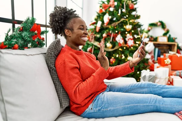 Afroamerikanerin Mit Videoanruf Sitzt Hause Auf Sofa Weihnachtsbaum — Stockfoto