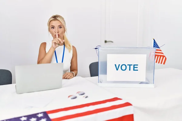 アメリカの政治選挙で若い白人女性が唇に指で静かになるように求めています 沈黙と秘密の概念 — ストック写真