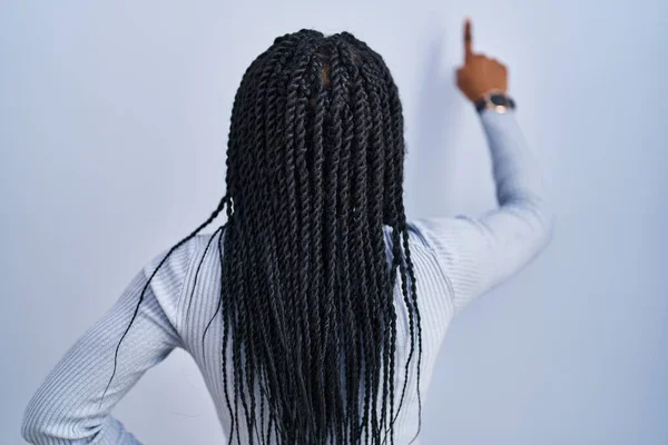 Africano Americano Mulher Sobre Fundo Azul Posando Para Trás Apontando — Fotografia de Stock
