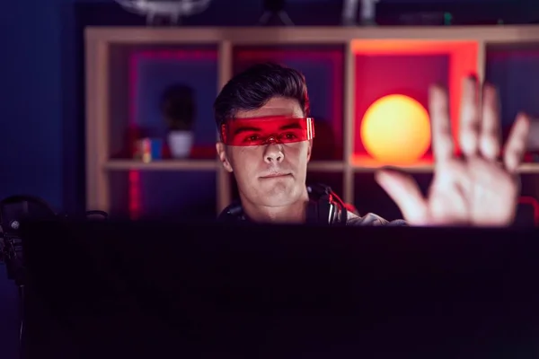 Mladý Hispánec Muž Streamer Hrát Videohry Pomocí Virtuální Reality Brýle — Stock fotografie