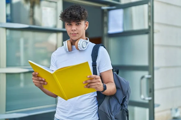 Jovem Adolescente Hispânico Estudante Usando Mochila Leitura Livro Universidade — Fotografia de Stock