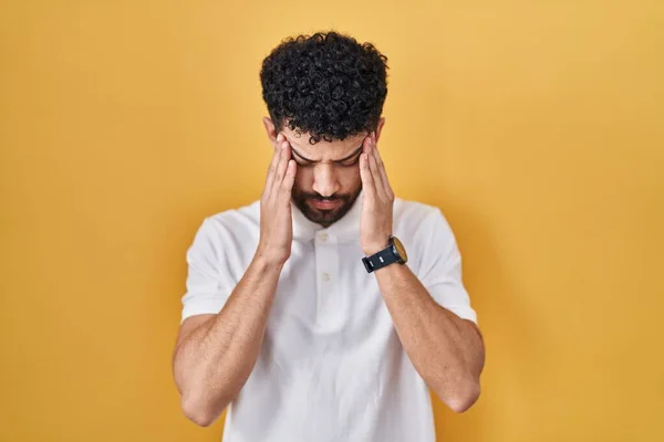 Arabiska Mannen Står Över Gul Bakgrund Med Hand Huvudet Huvudvärk — Stockfoto